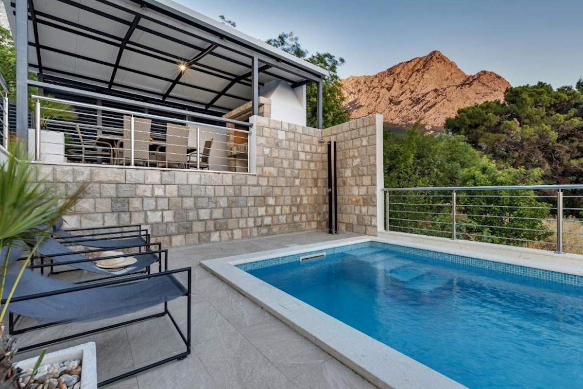 House For sale - SPLITSKO-DALMATINSKA BAŠKA VODA