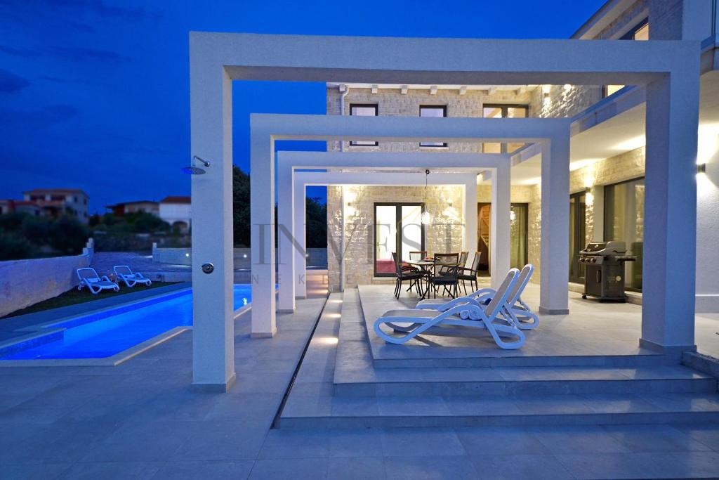 Haus Zu verkaufen - ŠIBENSKO-KNINSKA ROGOZNICA