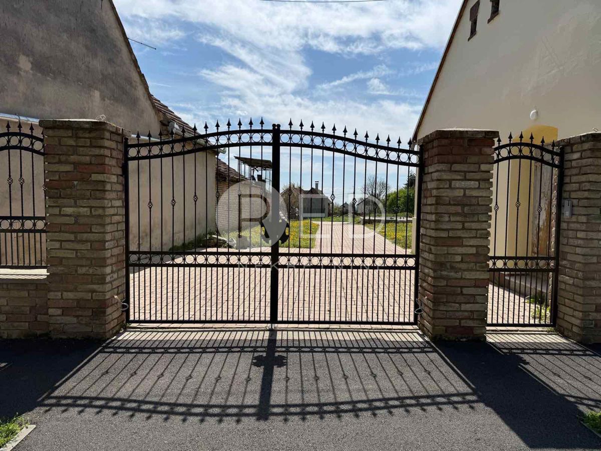 Maison À vendre - OSJEČKO-BARANJSKA ERDUT