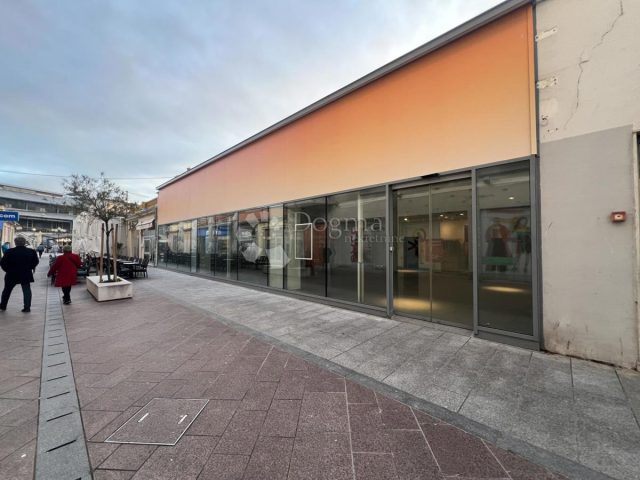 Business premises for rent 322 m² – Pula