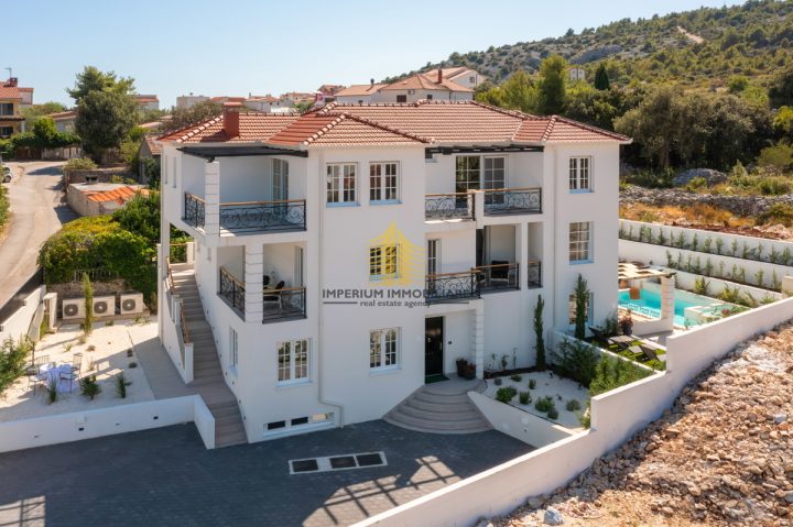 Hiša na predaj 407 m² – Rogoznica