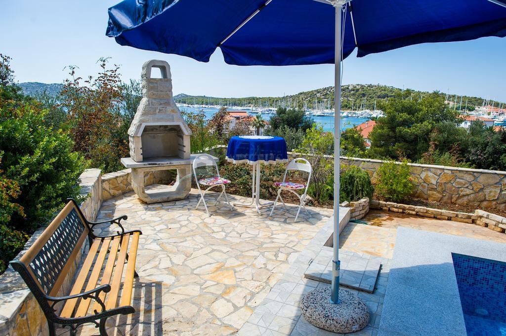 Casa In vendita - ŠIBENSKO-KNINSKA ROGOZNICA