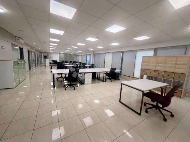 Locaux commerciaux à louer 363 m² – Split