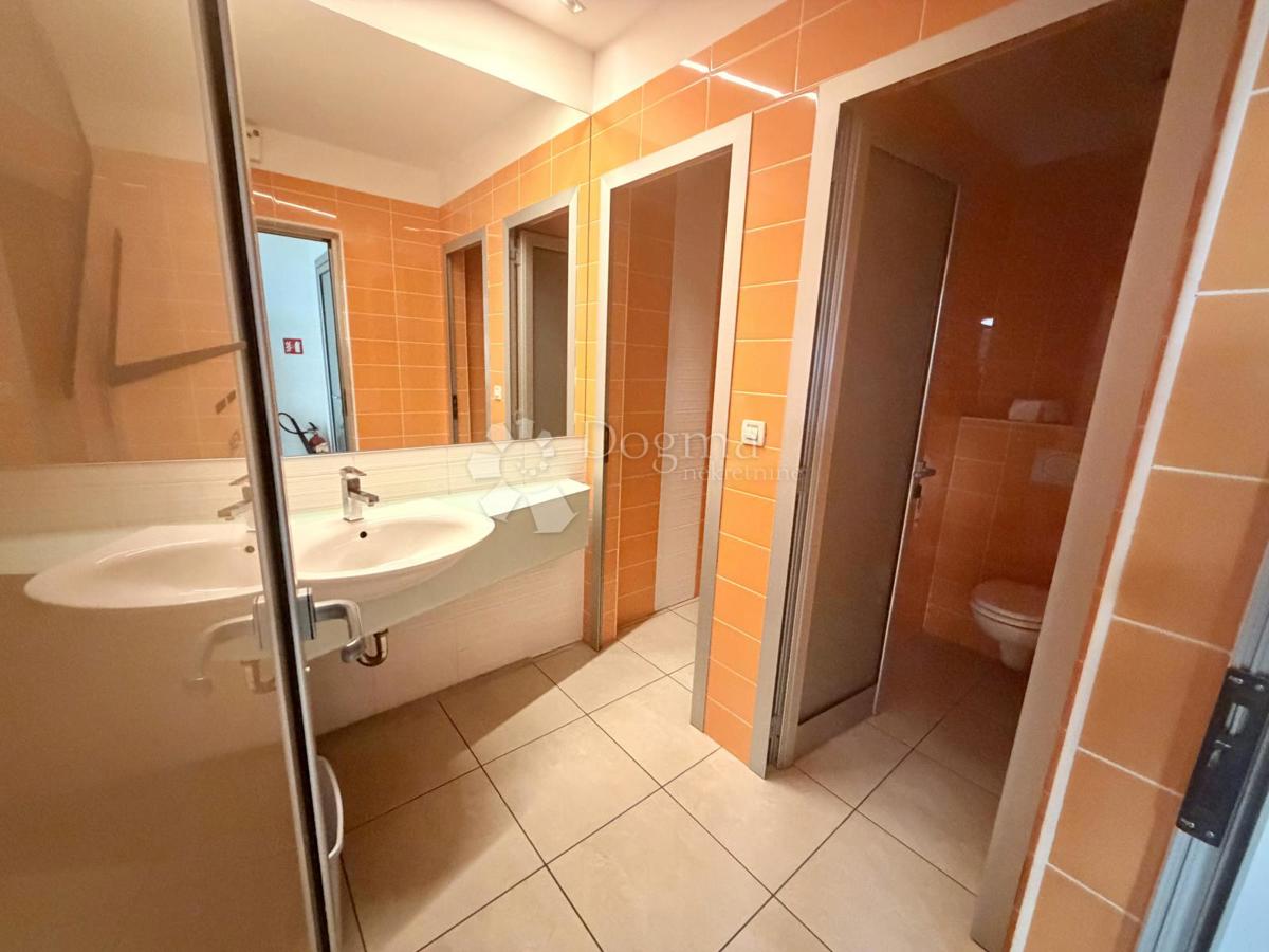 Lokal użytkowy Do wynajęcia - SPLITSKO-DALMATINSKA SPLIT