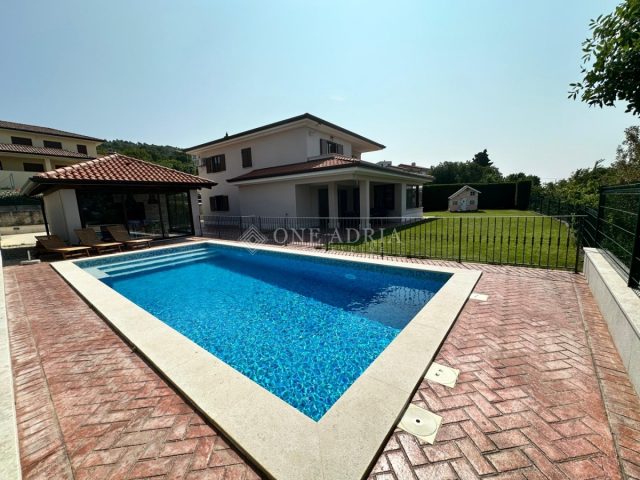 Maison à louer 250 m² – Kostrena