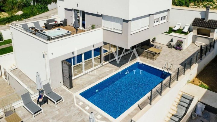 Hiša za najem 220 m² – Podstrana