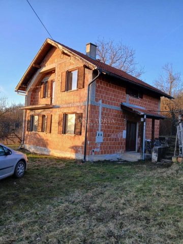 Hiša na predaj 130 m² – Vojnić