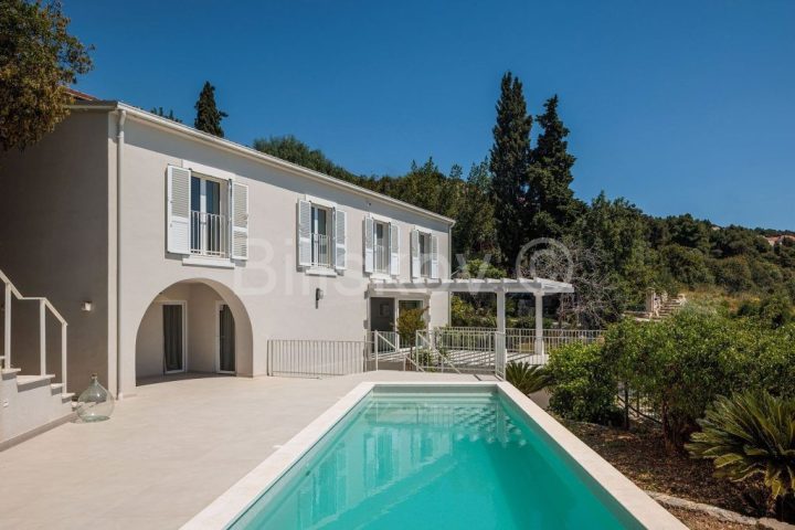 House for sale 300 m² – Trogir