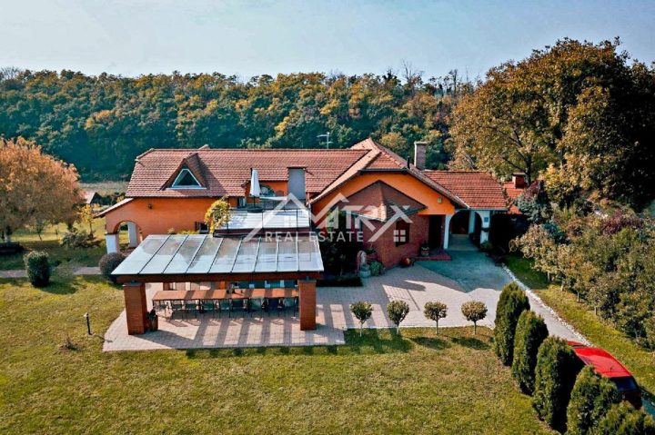 Maison à vendre 558 m² – Nuštar