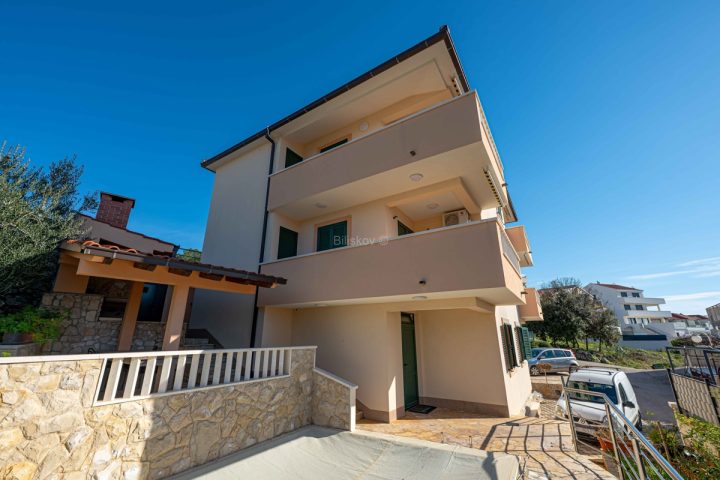 Hiša na predaj 255 m² – Rogoznica