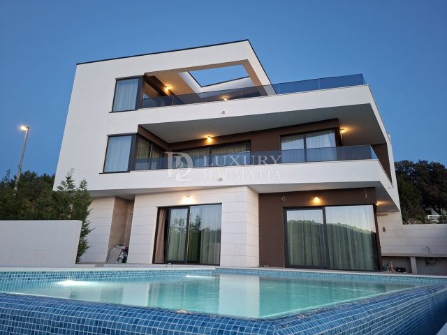 Hiša na predaj 290 m² – Rogoznica
