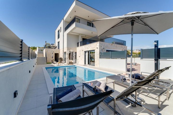 Kuća za najam 320 m² – Šibenik