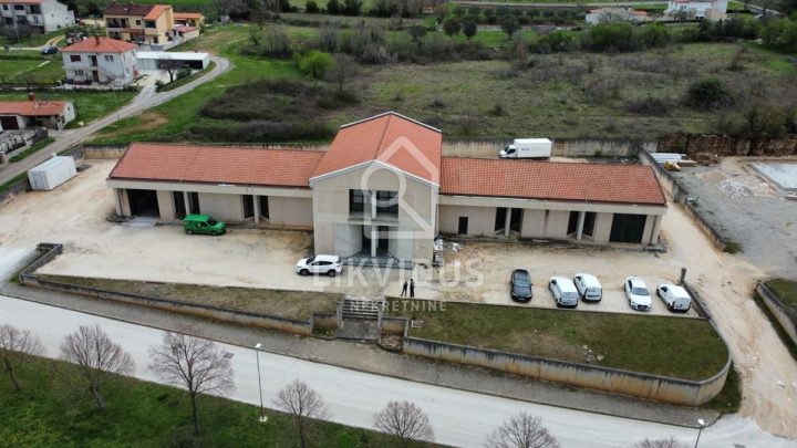 Poslovni prostor na prodaju 975 m² – Kanfanar