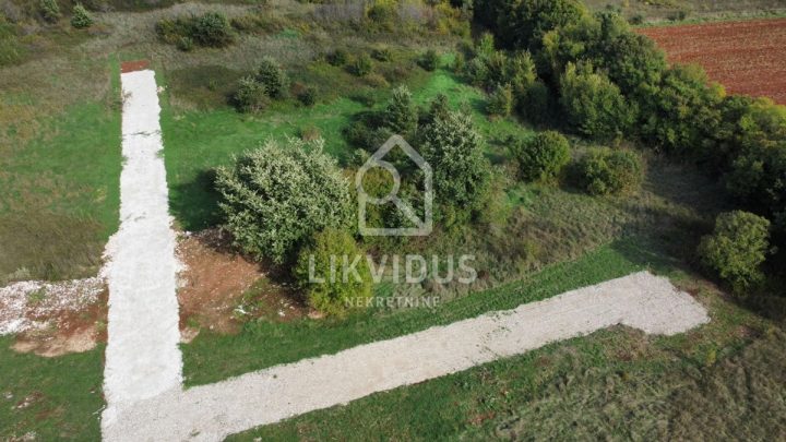 Land for sale 1307 m² – Marčana