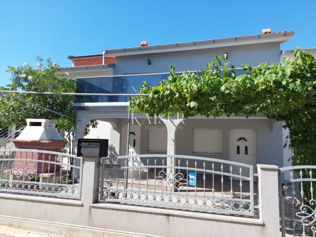 Hiša na predaj 299 m² – Vir
