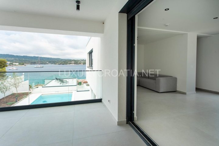 Hiša na predaj 260 m² – Šolta