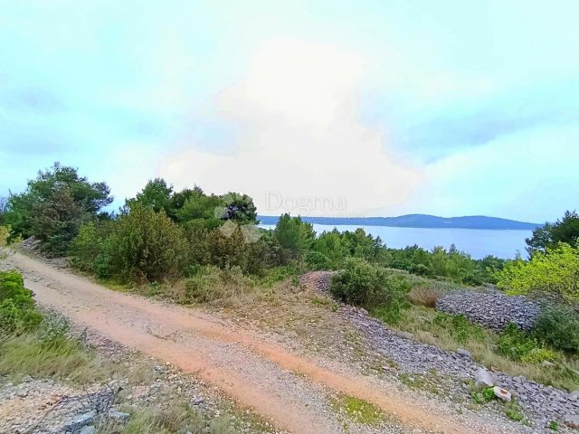Land for sale 3837 m² – Brač