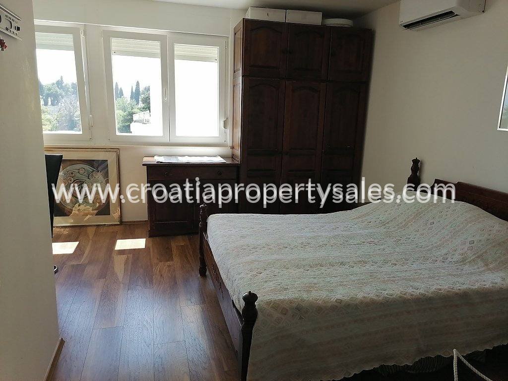Flat For sale -  Split