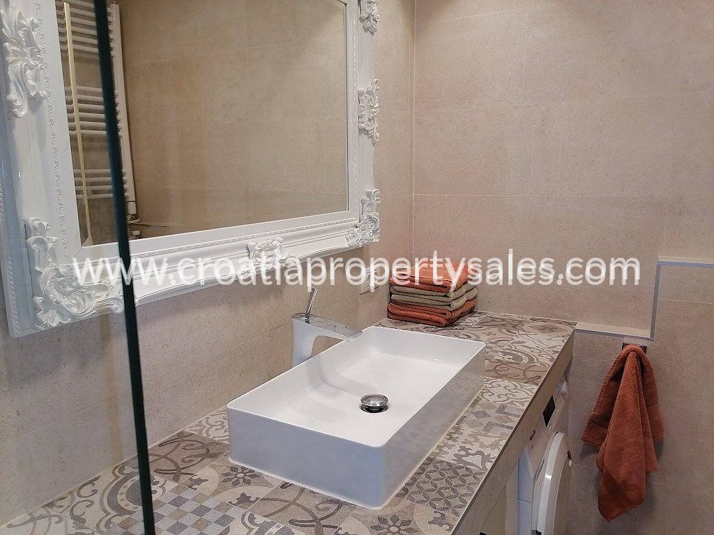 Flat For sale -  Split