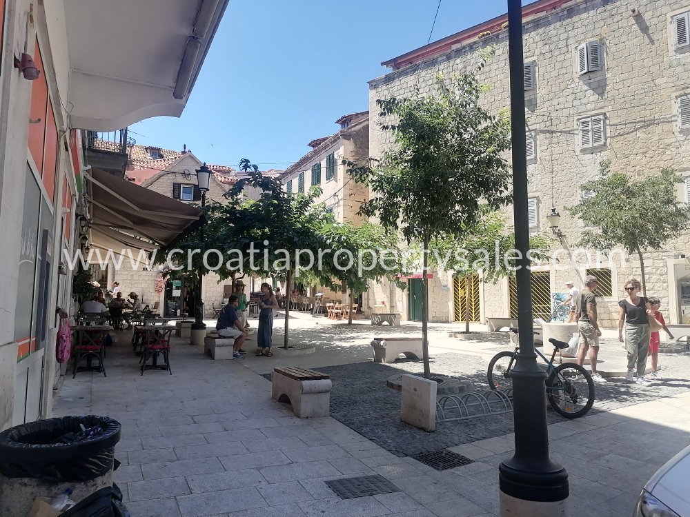 Flat For sale -  Split