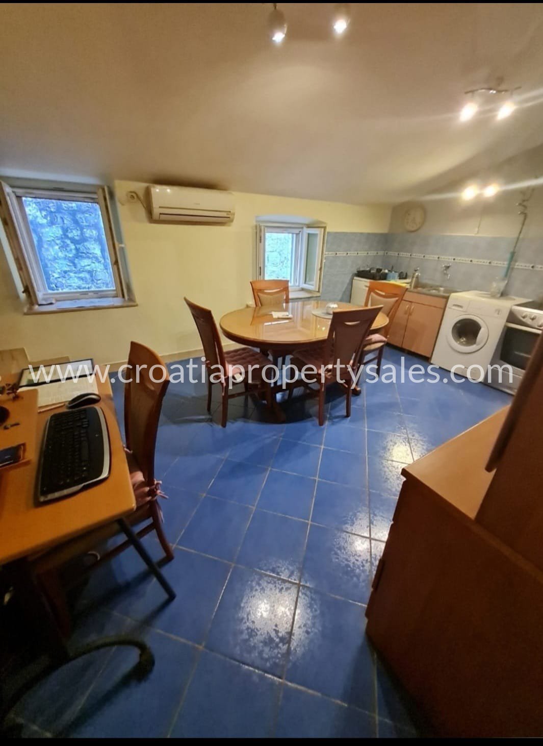 Flat For sale -  Split
