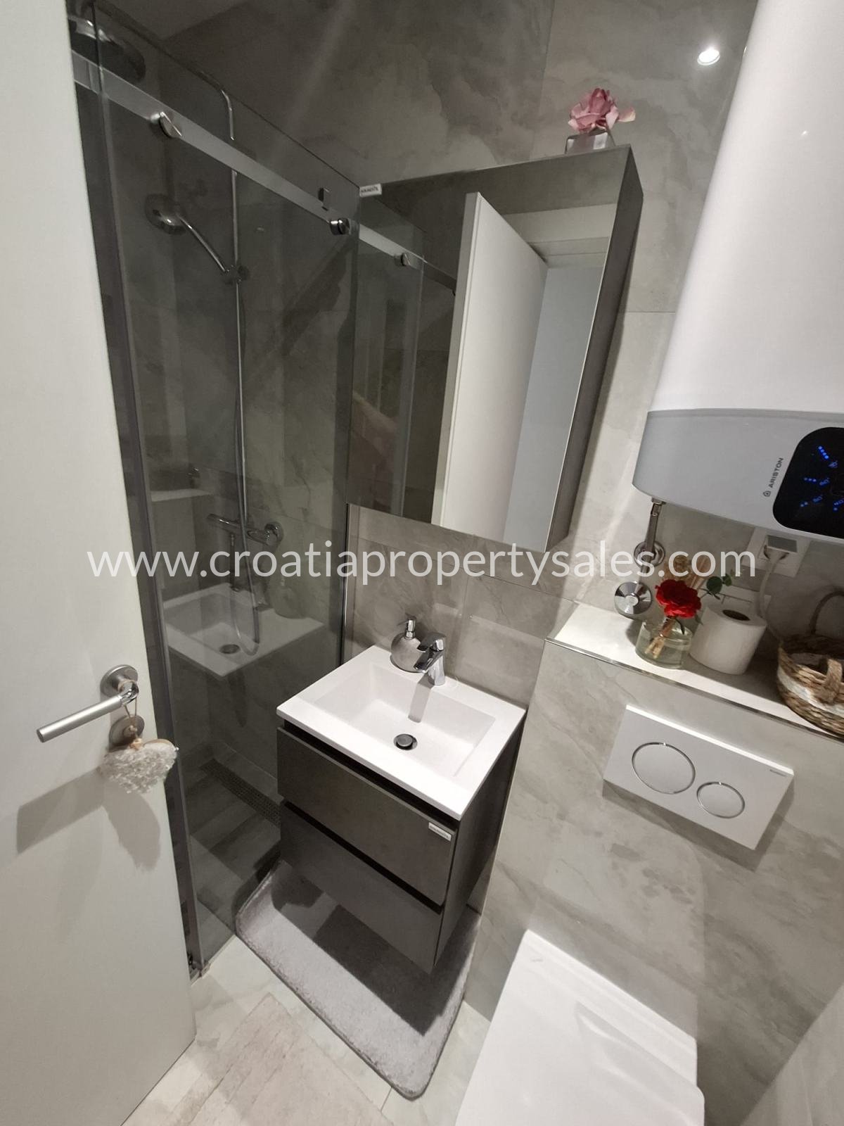 Flat For sale -  Split
