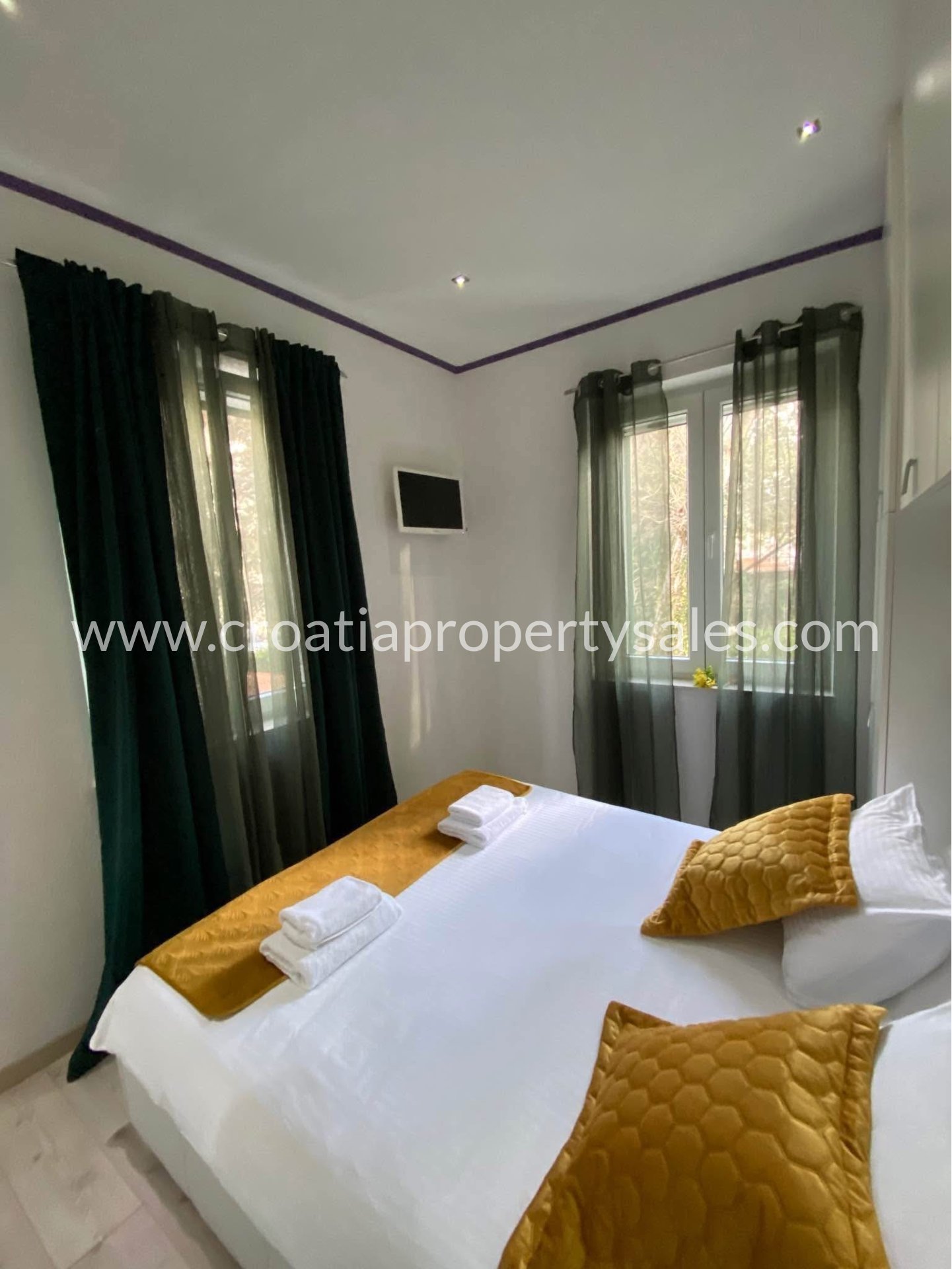 Flat For sale -  Split