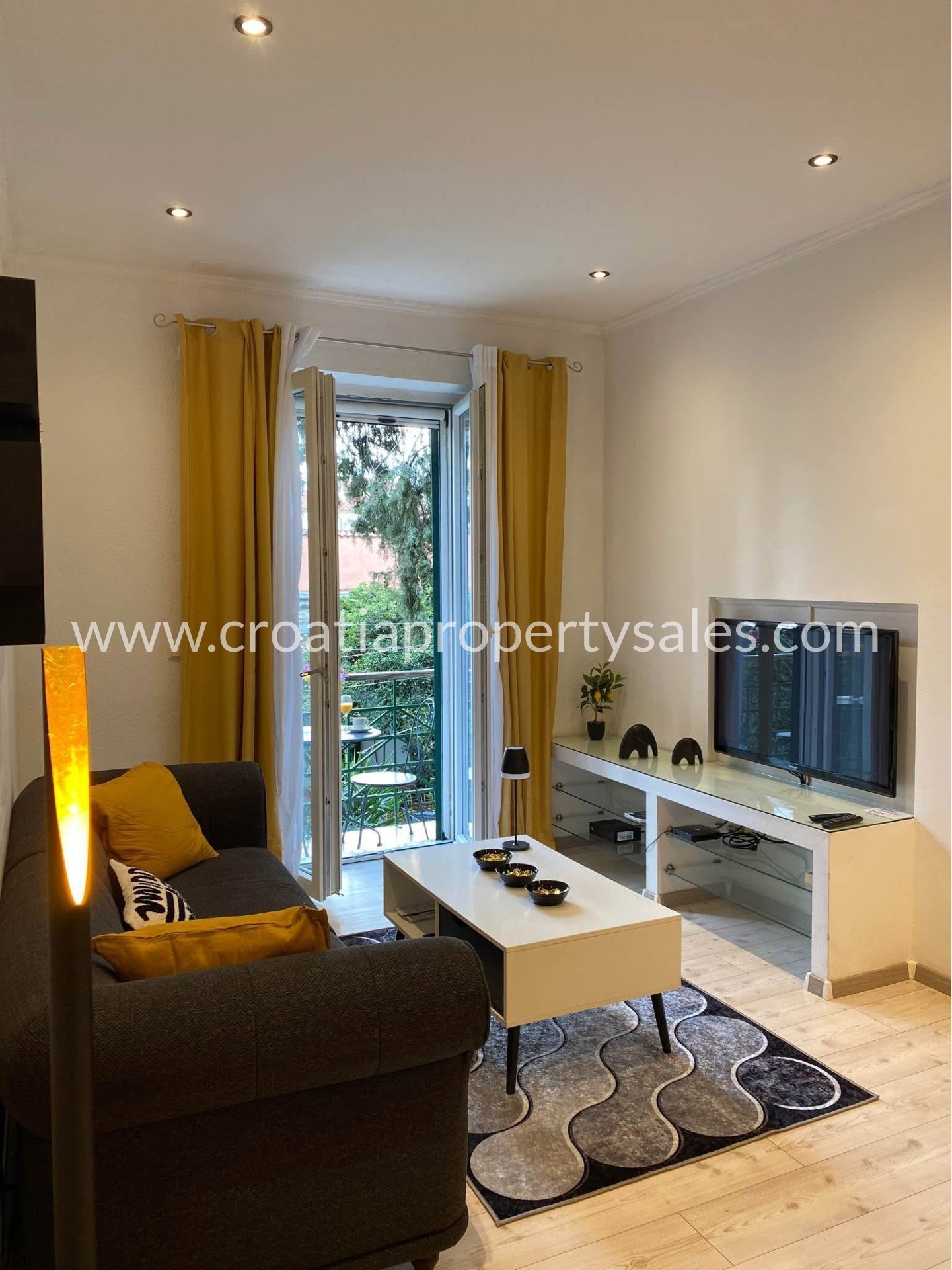 Flat For sale -  Split