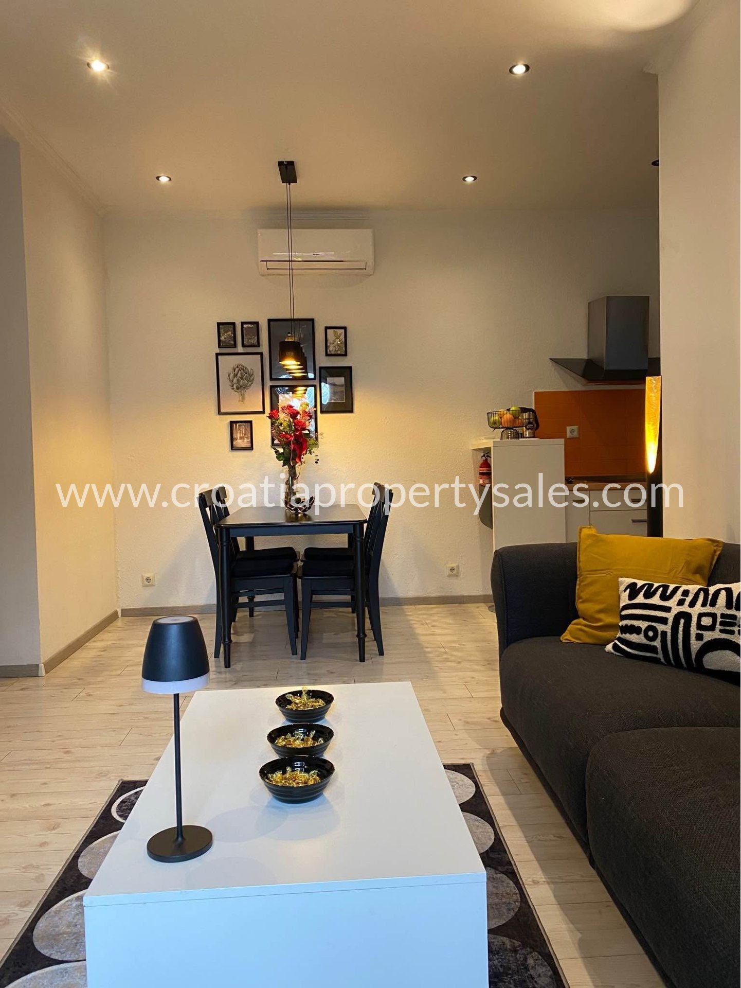 Flat For sale -  Split