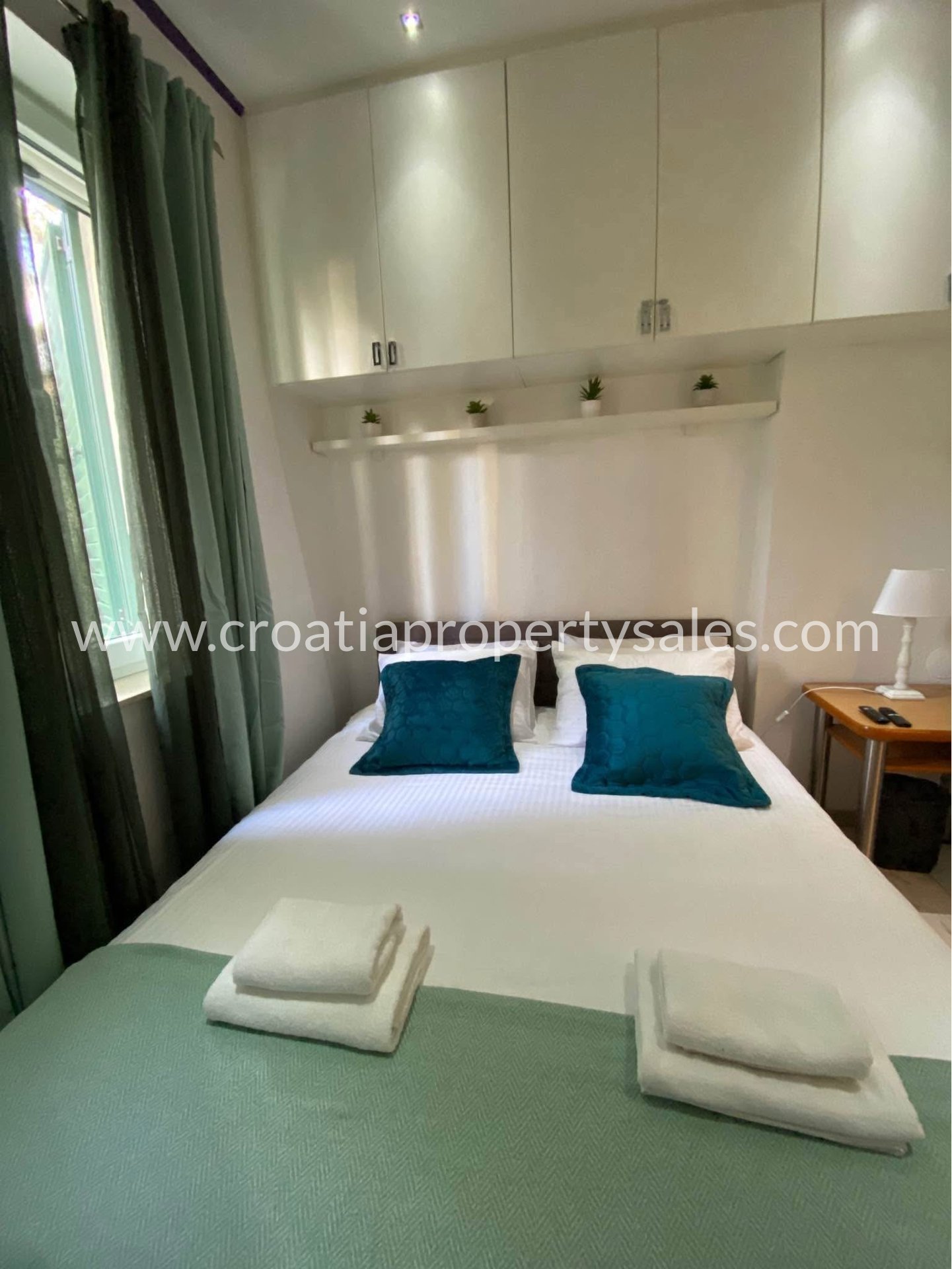 Flat For sale -  Split