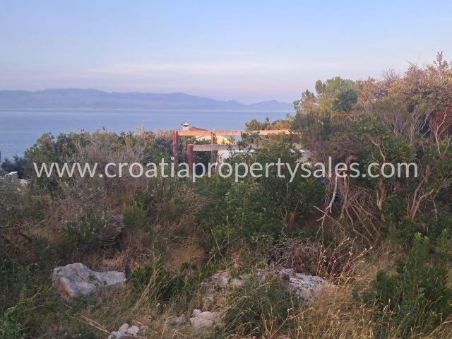 Land for sale 331 m² – Solta