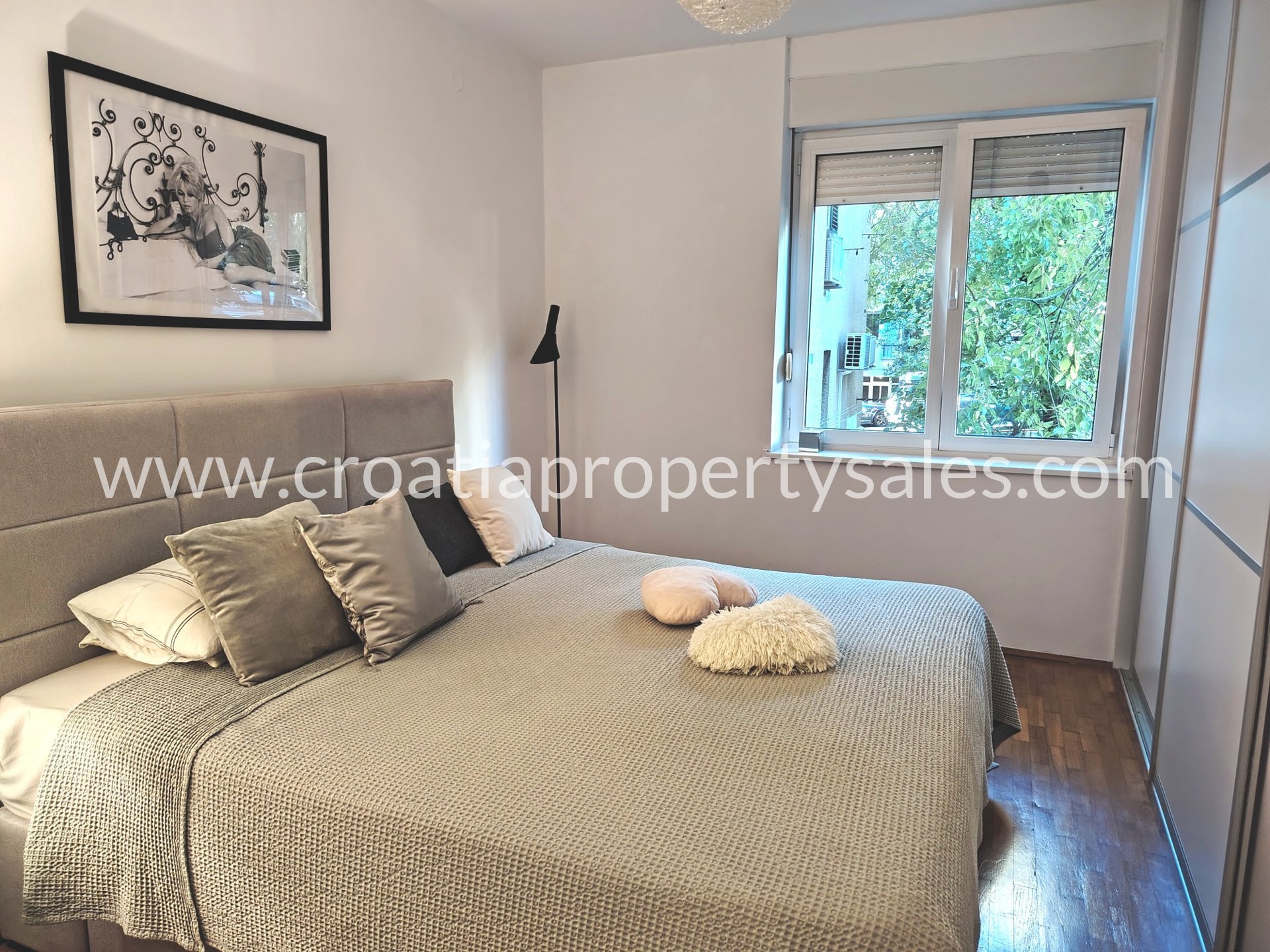 Flat For sale -  Split