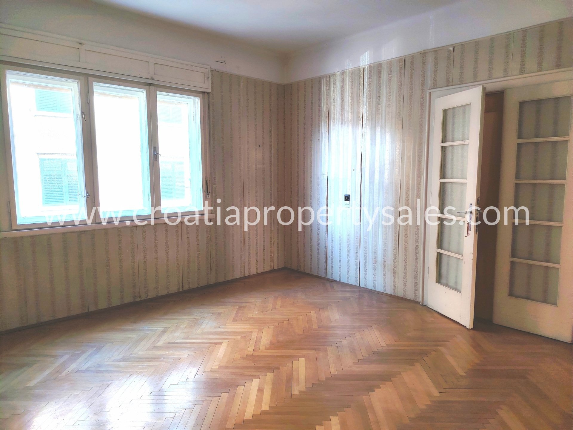Flat For sale -  Split