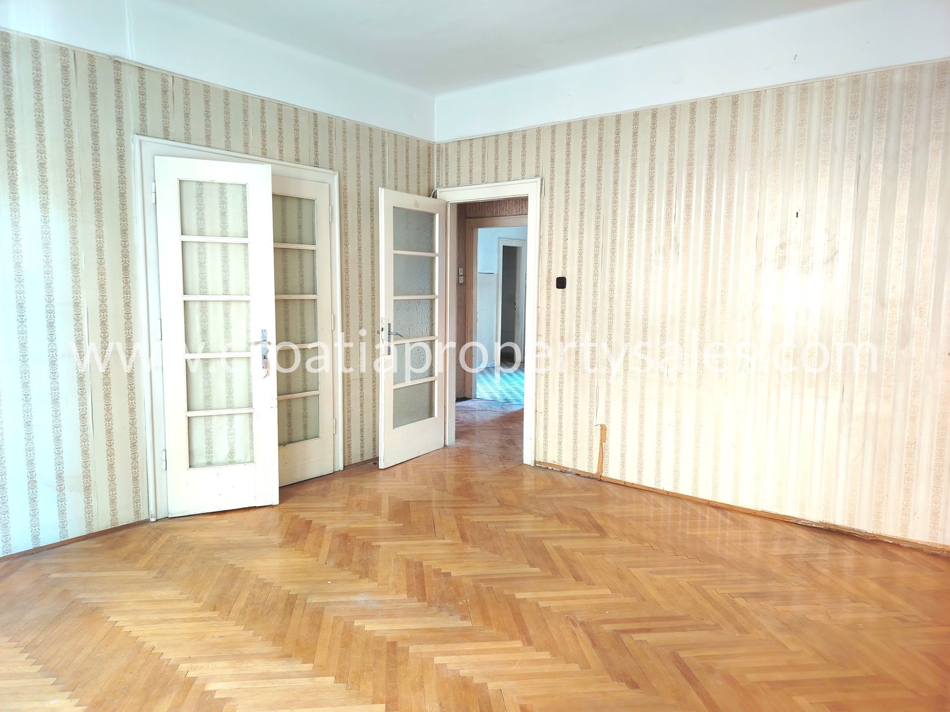 Flat For sale -  Split