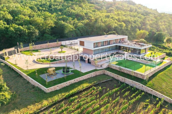 House for sale 660 m² – Makarska