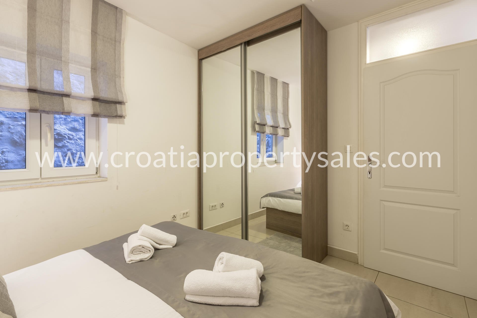 Flat For sale -  Split