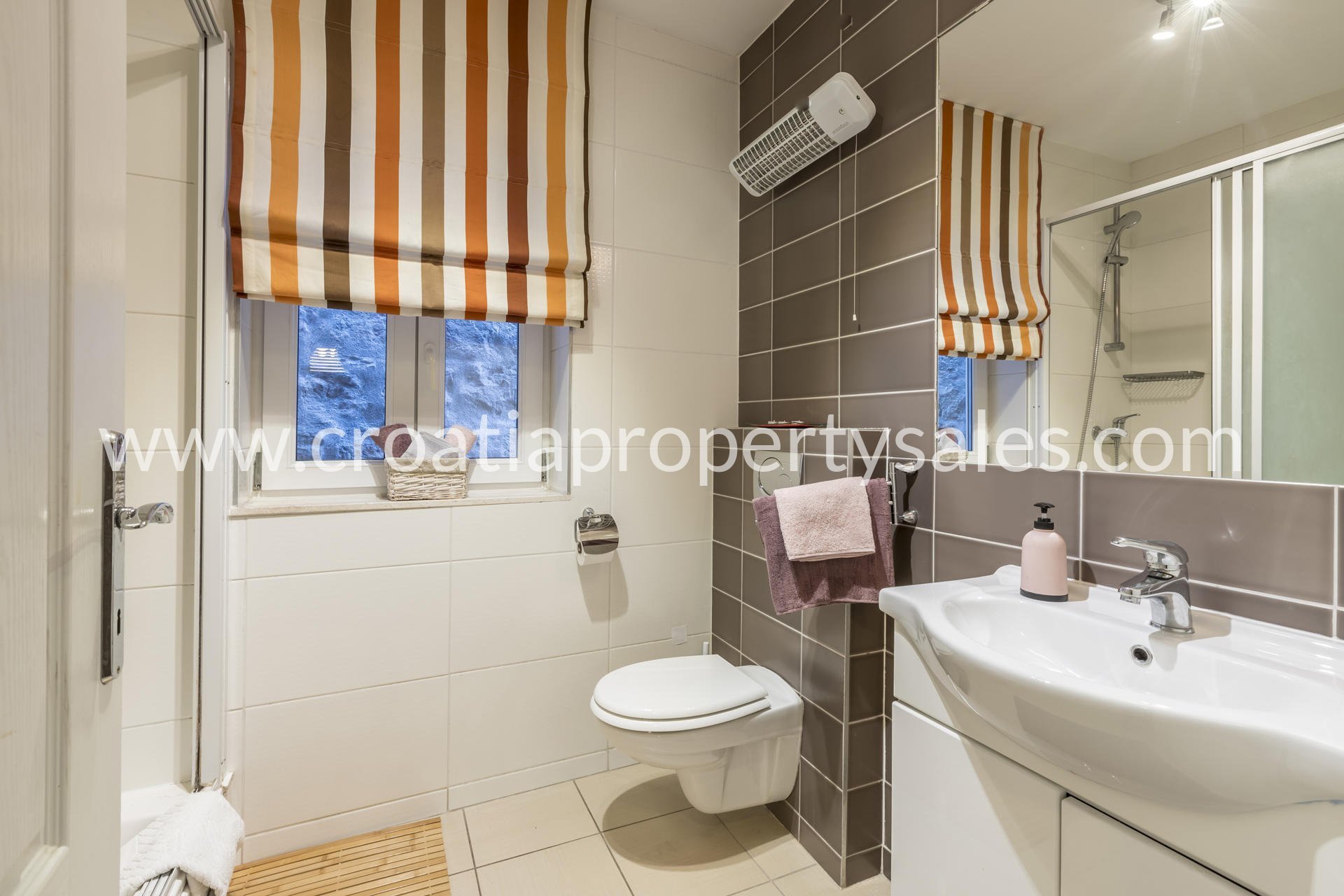 Flat For sale -  Split