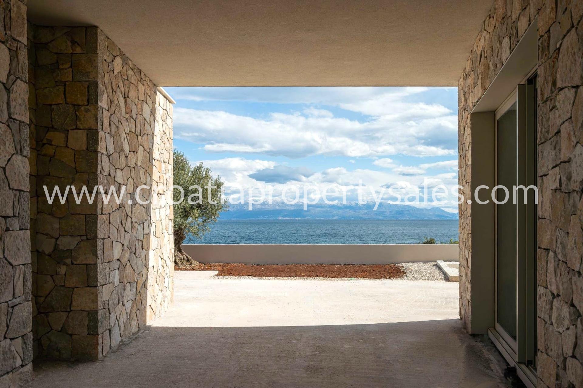 Kuća Na prodaju -  Solta