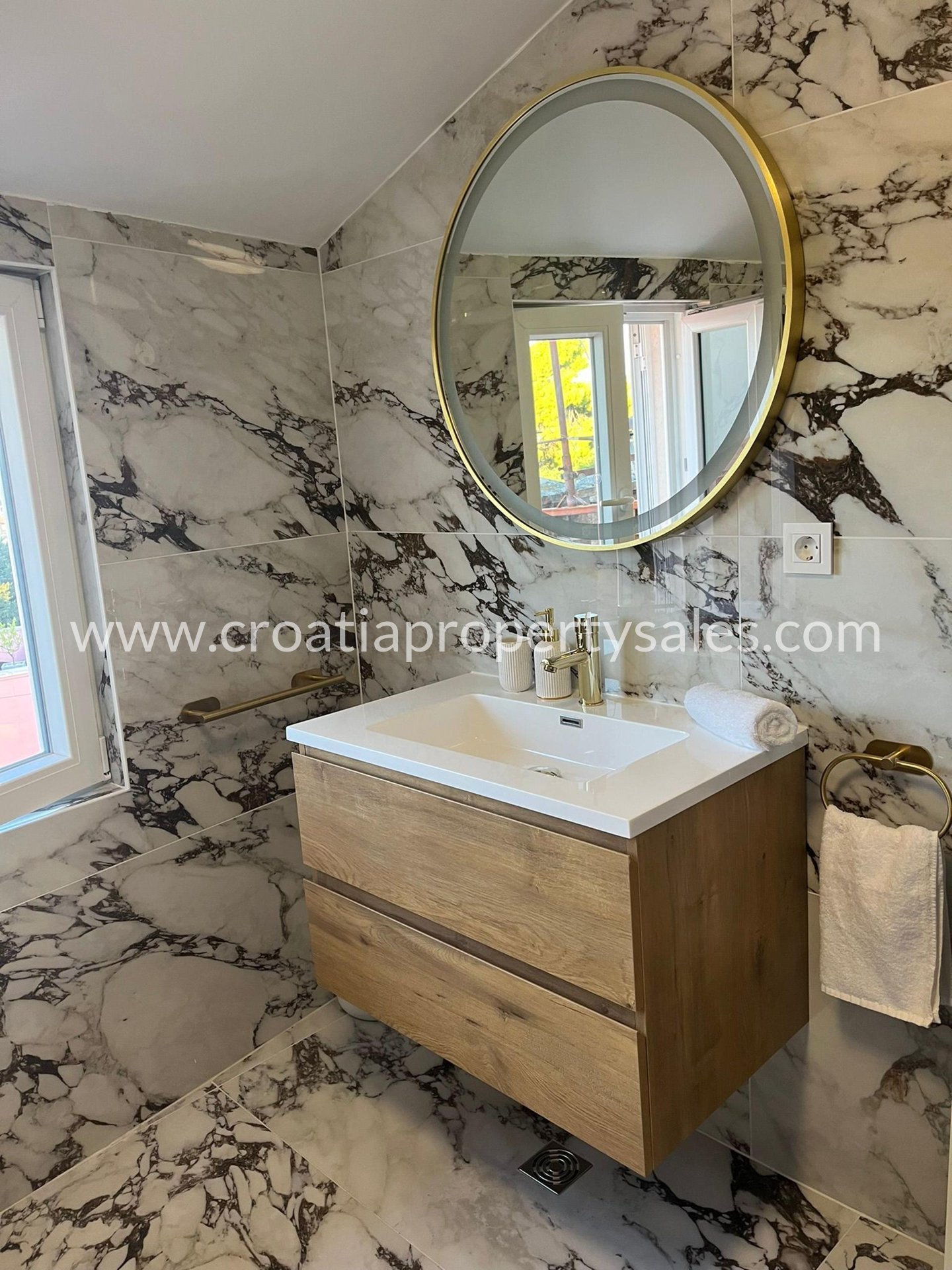 Flat For sale -  Split