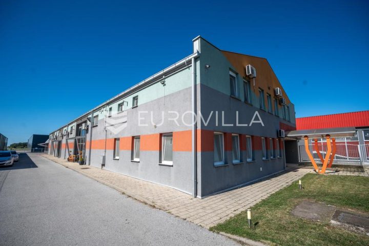 Commerciale in vendita 934 m² – Đakovo