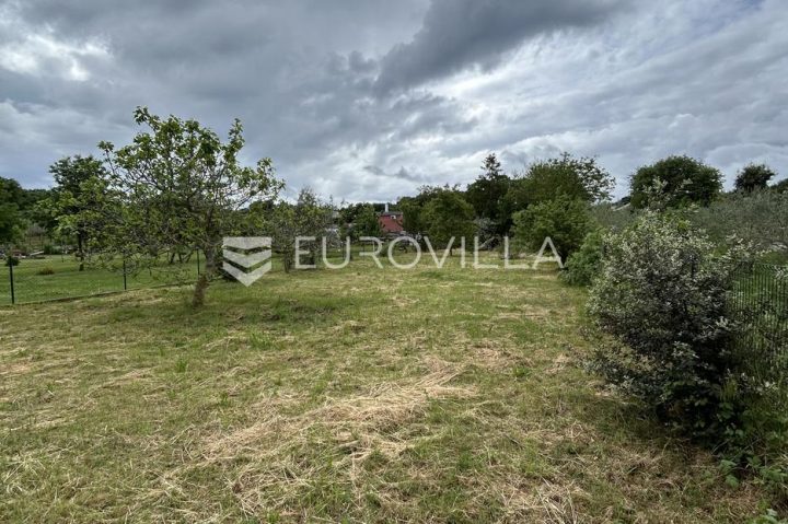 Działka na sprzedaż 1601 m² – Vinkuran