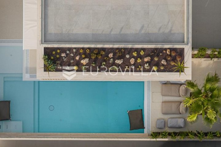 Stan na prodaju 270 m² – Okrug Gornji