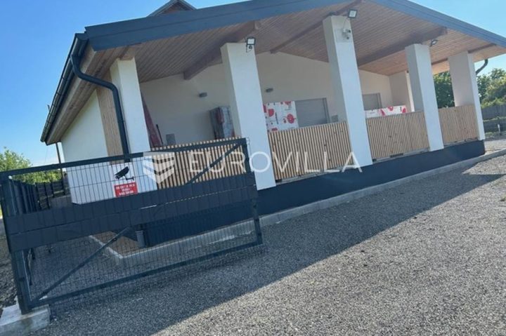 Haus zu verkaufen 250 m² – Poljane