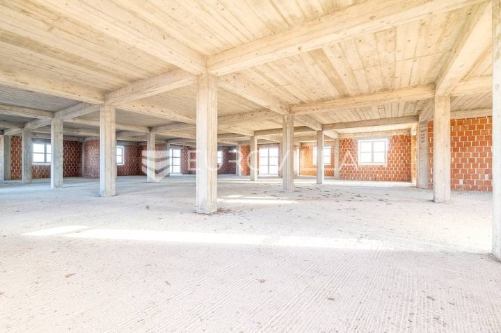 Komerční na prodej 1000 m² – Perivoj