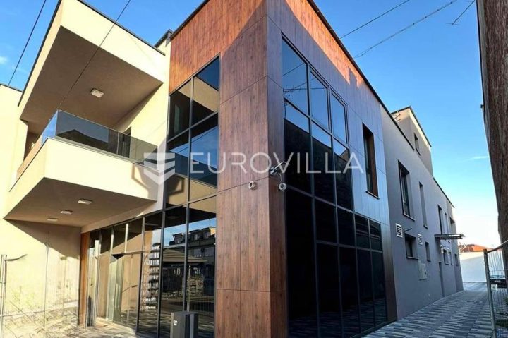 Commerciale in vendita 300 m² – Đakovo