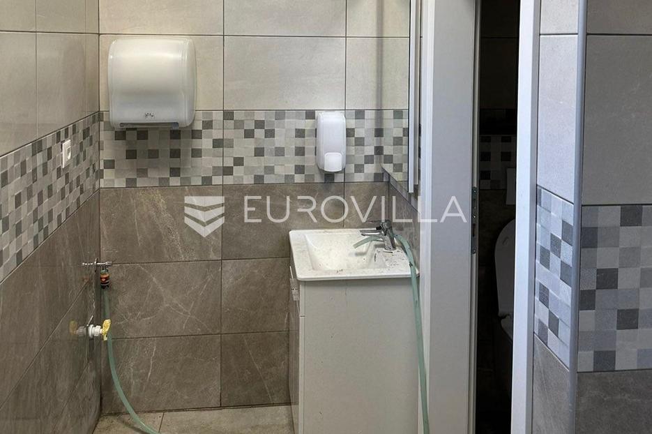 Komerčné Na predaj -  Đakovo