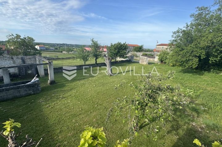 Dům na prodej 352 m² – Tinjan