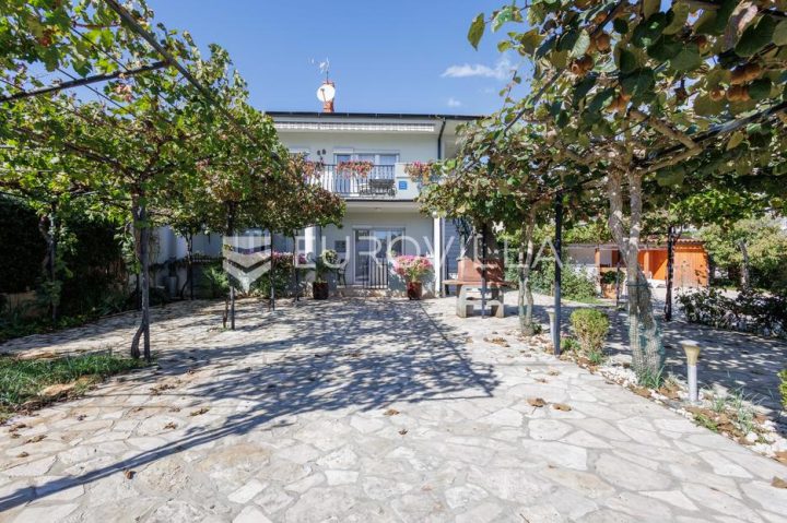 Haus zu verkaufen 250 m² – Kaštanjer