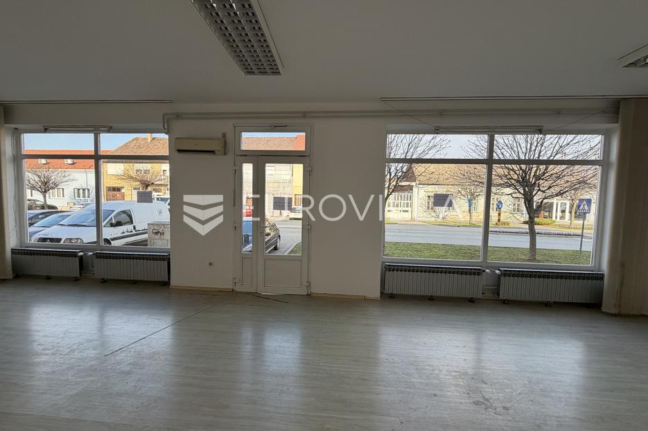 Komerčné Na predaj -  Đakovo