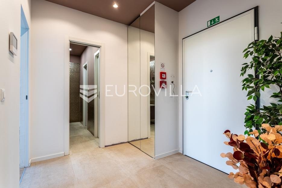 Commerciale In vendita - Splitsko-dalmatinska Split